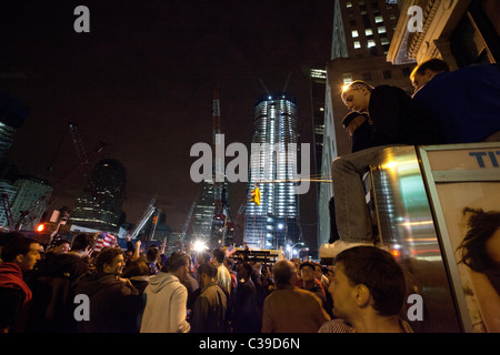 Eine Menschenmenge jubelt und singt in Aufregung an der Ecke der Vesey Street und Liberty St. neben Ground Zero nach Anhörung, dass Osama Stockfoto