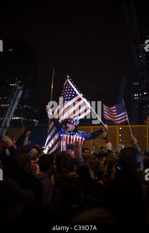 Eine Menschenmenge jubelt und singt in Aufregung an der Ecke der Vesey Street und Liberty St. neben Ground Zero nach Anhörung, dass Osama Stockfoto