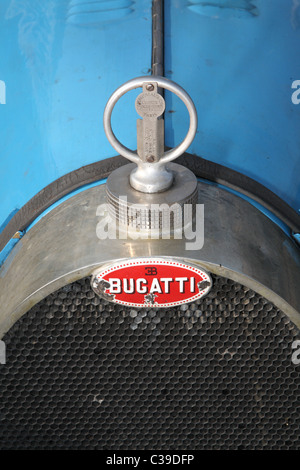 Bugatti-Auto-Plakette am grill Stockfoto