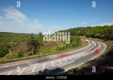 Die von London nach Portsmouth Road A3, bei den Devils Punchbowl Hindhead vor dem Relief-Tunnel. April 2011. Stockfoto