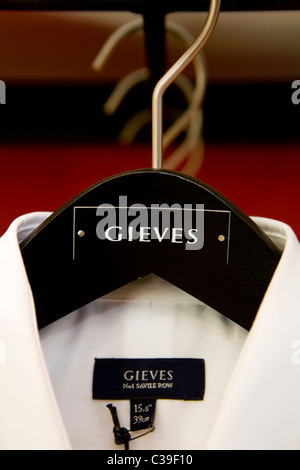 Eine Schiene von weißen Menshemden im Flagshipstore Gieves und Hawkes auf Savile Row, London. Stockfoto