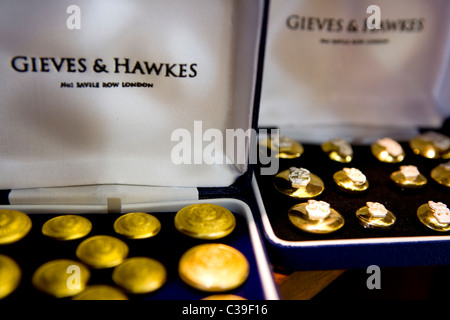 Nahaufnahme Bild von Zubehör in das Flaggschiff Gieves & Hawkes auf Savile Row, London. Stockfoto