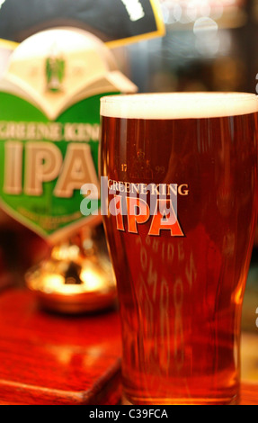 Bild zeigt einen Pint Greene King IPA in einem Londoner Pub serviert wird. Stockfoto