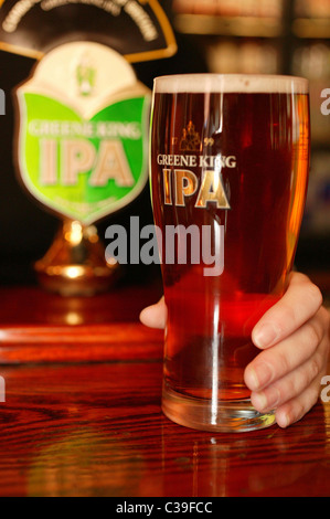 Bild zeigt einen Pint Greene King IPA in einem Londoner Pub serviert wird. Stockfoto