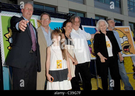 Matt Groening Schöpfer von "The Simpsons", Executive Producer James L. Brooks und Familie Briefmarken der Simpsons Charaktere sind Stockfoto