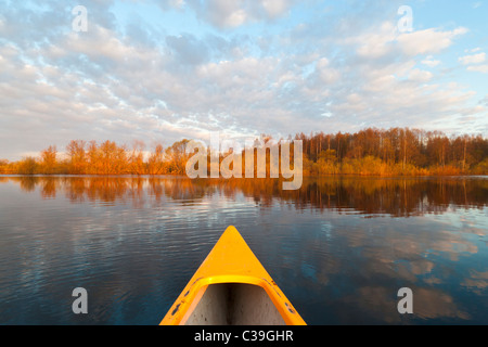 Kanufahrt am Fluss Stockfoto