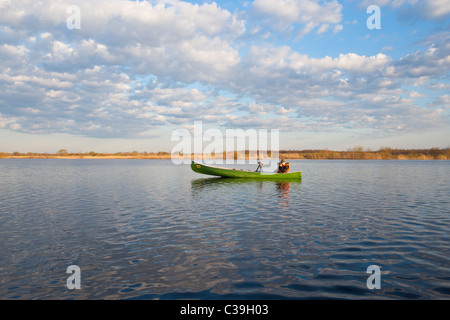 Kanufahrt am Fluss Stockfoto