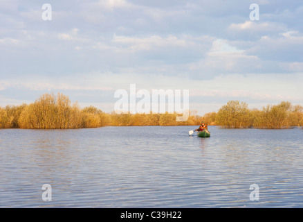 Kanufahrt am Fluss Stockfoto