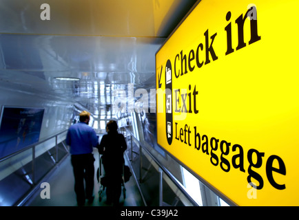 Bild zeigt Passagiere bei Heathrows Terminal 2. Stockfoto