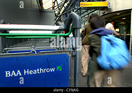 Bild zeigt: ein Passagier in Richtung Check-in-Bereich am Flughafen Heathrow. Stockfoto