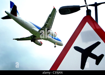Ein Flugzeug fliegen über Verkehrszeichen in der Nähe von Heathrow International Airport, London. Stockfoto