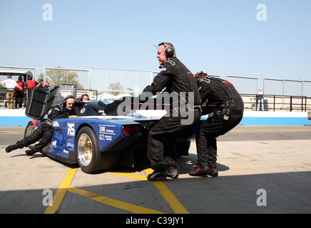 Boxencrew ziehen Gruppe C Auto zurück in die Grube-garage Stockfoto