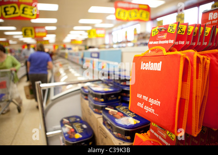 Kunden, die in einem Island-Shop einkaufen Stockfoto