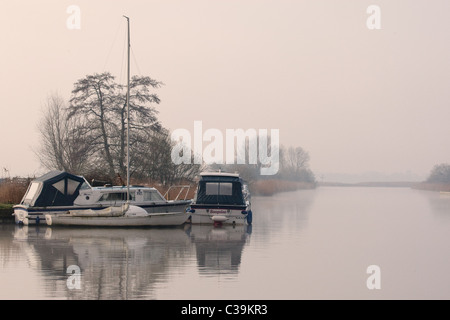 Am frühen Morgennebel auf den Norfolk Broads Stockfoto