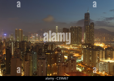 Beleuchtete Skyline von Hong Kong Island mit Kowloon in der Nacht Stockfoto