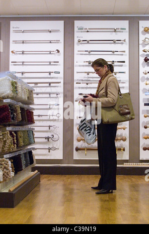 Ein Kunde durchsucht Bereich Kurzwaren und Heimtextilien in John Lewis-Flagship-Store in der Londoner Oxford Street. Stockfoto