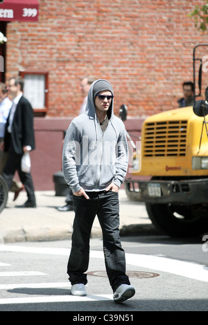 Justin Timberlake trägt einen grauen Kapuzenpulli und eine Sonnenbrille zu Fuß in SoHo New York City, USA - 11.05.09 Stockfoto