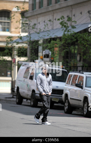 Justin Timberlake trägt einen grauen Kapuzenpulli und eine Sonnenbrille zu Fuß in SoHo New York City, USA - 11.05.09 Stockfoto