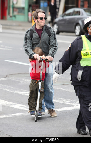 Matthew Broderick und James Wilkie Broderick Matthew Broderick gibt seinem Sohn James Wilkie Broderick, ein Druck auf seinem Roller Stockfoto