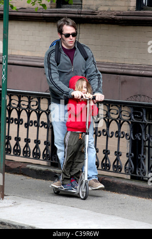 Matthew Broderick und James Wilkie Broderick Matthew Broderick gibt seinem Sohn James Wilkie Broderick, ein Druck auf seinem Roller Stockfoto