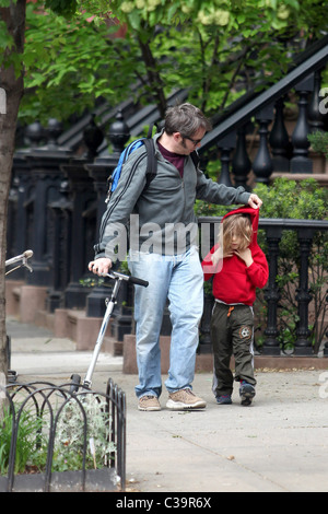 Matthew Broderick und James Wilkie Broderick Matthew Broderick gibt seinem Sohn James Wilkie Broderick, ein Druck auf seinem Roller Stockfoto