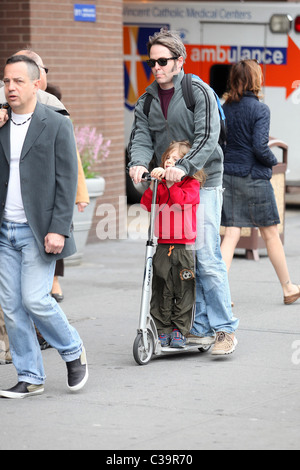 Matthew Broderick und James Wilkie Broderick Matthew Broderick gibt seinem Sohn James Wilkie Broderick, ein Druck auf seinem Roller Stockfoto