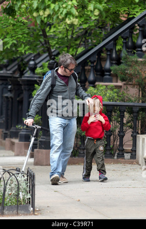 Matthew Broderick und James Wilkie Broderick Matthew Broderick gibt seinem Sohn James Wilkie Broderick, ein Druck auf seinem Roller Stockfoto