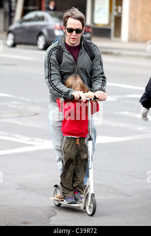 Matthew Broderick und James Wilkie Broderick Matthew Broderick gibt seinem Sohn James Wilkie Broderick, ein Druck auf seinem Roller Stockfoto