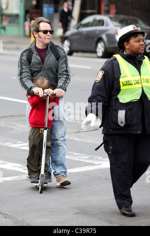 Matthew Broderick und James Wilkie Broderick Matthew Broderick gibt seinem Sohn James Wilkie Broderick, ein Druck auf seinem Roller Stockfoto