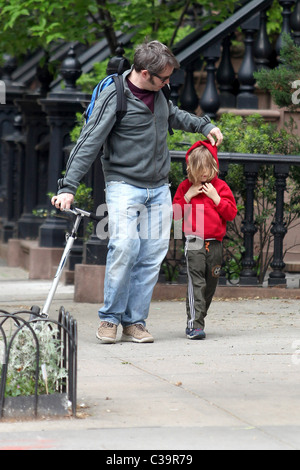 Matthew Broderick und James Wilkie Broderick Matthew Broderick gibt seinem Sohn James Wilkie Broderick, ein Druck auf seinem Roller Stockfoto