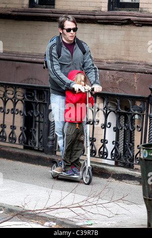 Matthew Broderick und James Wilkie Broderick Matthew Broderick gibt seinem Sohn James Wilkie Broderick, ein Druck auf seinem Roller Stockfoto