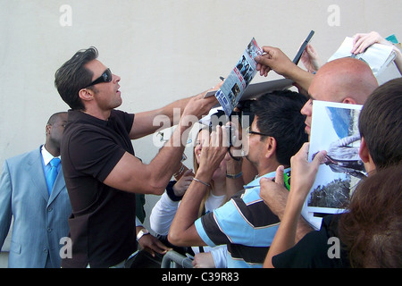 Hugh Jackman gibt Autogramme beim verlassen von El Capitan Theatre in Hollywood nach einem Auftritt bei "Jimmy Kimmel Live!" Los Stockfoto