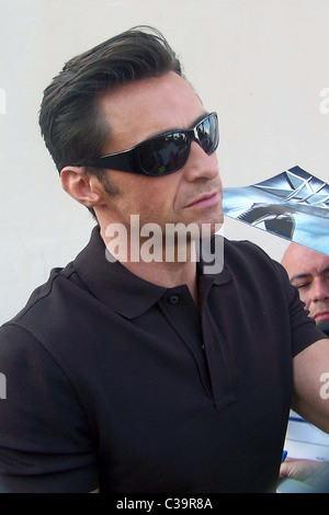 Hugh Jackman gibt Autogramme beim verlassen von El Capitan Theatre in Hollywood nach einem Auftritt bei "Jimmy Kimmel Live!" Los Stockfoto