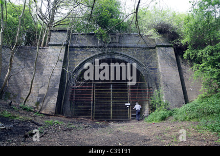 Das Südportal des geschlossenen Catesby Tunnels auf der stillgelegt ehemaligen Great Central Railway Linie bei Daventry, Norhants. Stockfoto