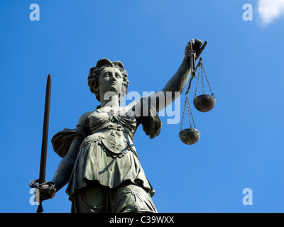 Justitia-Brunnen Statue Detail am Romer-Platz in der Altstadt von Frankfurt Am Main Deutschland Stockfoto