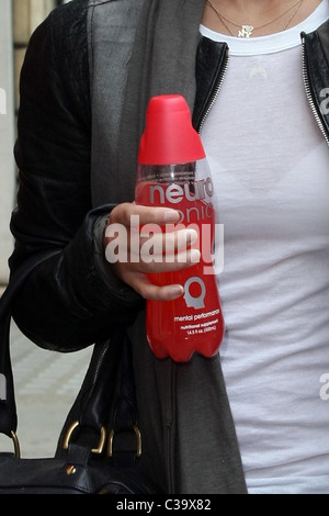 Hayden Panettiere Einkaufen mit Freunden in Soho tragen eine Flasche "Neuro-Sonic" Energy-Drink gesehen. London, England- Stockfoto