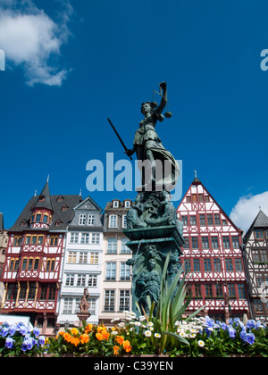 Romer Platz mit historischen Fachwerkhäusern und Brunnen Statue der Justitia in Frankfurt Am Main in der alten Stadt Deutschland Stockfoto