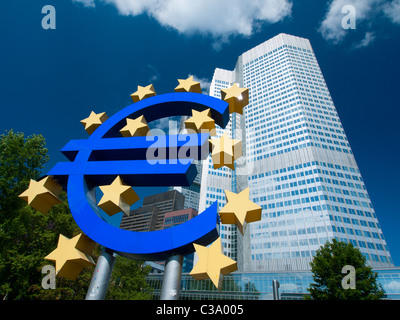 Das Euro-Zeichen außerhalb der Europäischen Zentralbank (EZB) in Frankfurt Am Main-Hessen-Deutschland Stockfoto