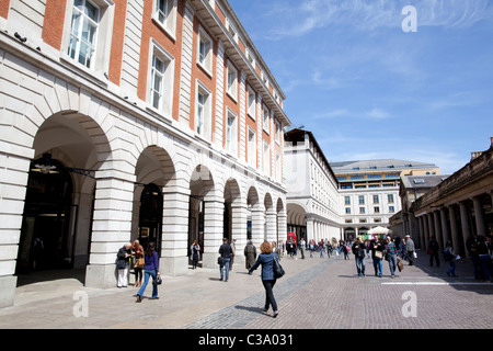 Covent Garden Market, West End Sehenswürdigkeit Royal Opera House und ehemaligen Gelände des Obst-und Gemüsemarktes zugeordnet. Stockfoto