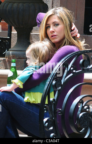 Jennifer Aniston hält ein Kind während am Set ihres neuen Films "The Baster" New York City, USA - 13.05.09 Stockfoto