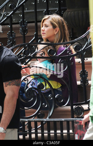 Jennifer Aniston hält ein Kind während am Set ihres neuen Films "The Baster" New York City, USA - 13.05.09 Stockfoto