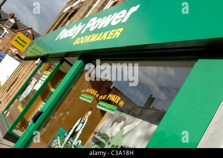 Außen von einem Buchmacher Paddy Power. Stockfoto