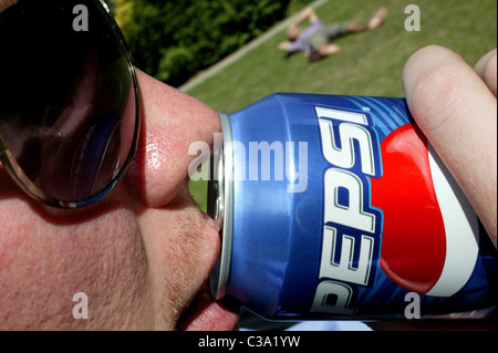 Ein Mann, eine Dose Pepsi Cola trinken. Stockfoto