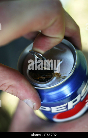 Ein Mann öffnet eine Dose Pepsi Cola. Stockfoto