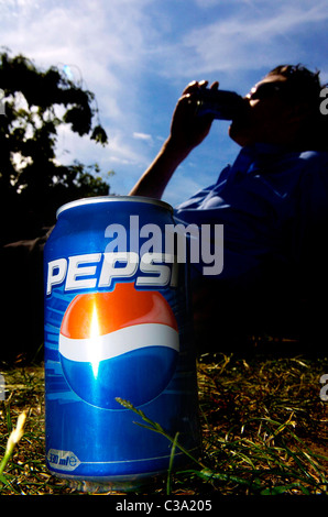 Ein Mann, eine Dose Pepsi Cola trinken. Stockfoto