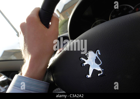 Ein Peugeot-Kunden-Test Autofahren. Stockfoto