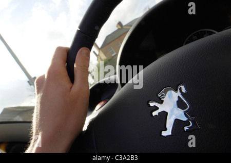 Ein Peugeot-Kunden-Test Autofahren. Stockfoto