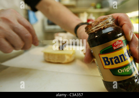 Ein Mann, ein Sandwich mit Branston Original Pickle; ein Premier Foods Marke. Stockfoto