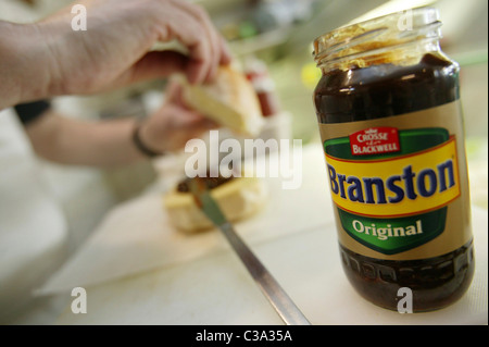 Ein Mann, ein Sandwich mit Branston Original Pickle; ein Premier Foods Marke. Stockfoto