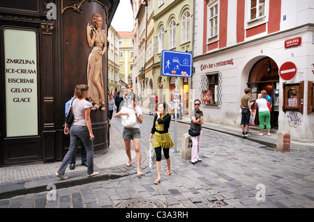 Blick auf die Karlova Straße Fußgängerzone in der Altstadt, Prag, Tschechische Republik Stockfoto